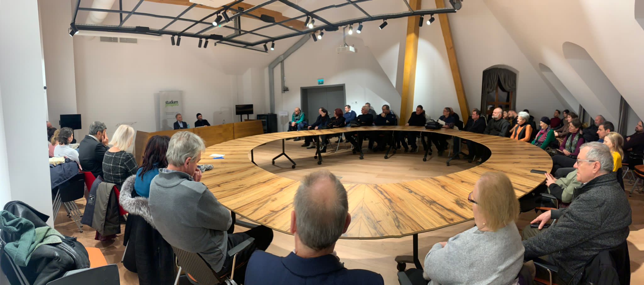 Dialoguri de taină, cu Părintele Maxim de pe Sfântul Munte Athos, Studio HUB